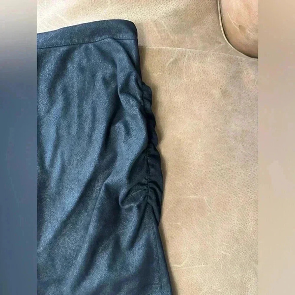 Free People Women's Size XS Ruched Zipper Back Mini Skirt Black Faux Suede - Picture 2 of 10